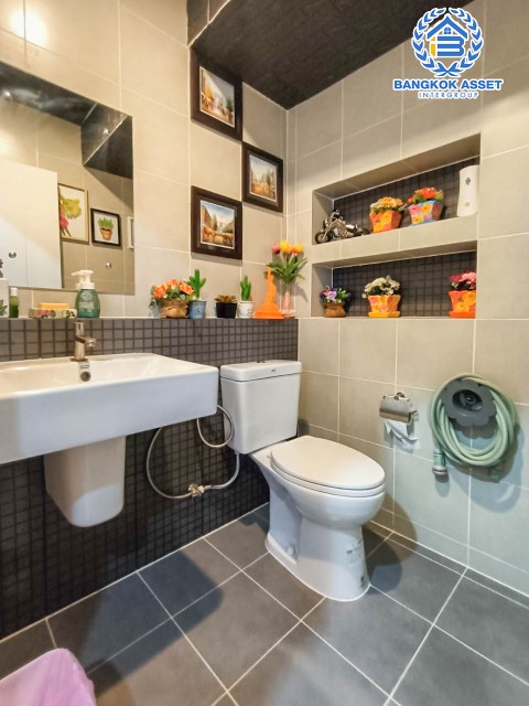 *****ทาวน์เฮ้าส์มือสอง นนทบุรี บ้านคุณภาพจากแบรนด์ Sansiri ม.สิริเพลส ติวานนท์ เนื้อที่ 21.40 ตร.ว. ฟังก์ชัน 3 ห้องนอน 3 ห้องน้ำ 2 ที่จอดรถ ตกแต่งสวย พร้อมเข้าอยู่ ทำเลเดินทางสะดวก เชื่อมต่อถนนรัตนาธิเบศร์, ถนนแจ้งวัฒนะ, ถนนบางกรวย-ไทรน้อย, ถนนชัยพฤกษ์ ใกล้โรบินสันศรีสมาน และทางด่วน "อุดรรัถยา" จองเลย!